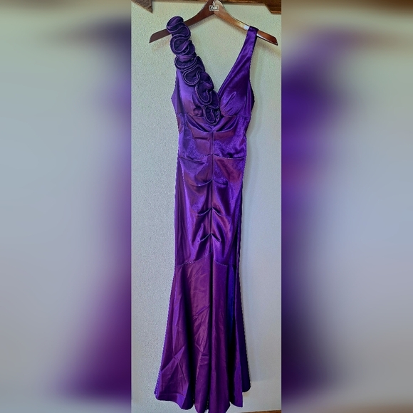 Xscape Satin Purple Formal Prom Gown Rosette Detail Fitted Long Womens Size 6 - Picture 1 of 10